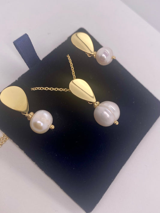 Pearl & Pear Earrings in Gold