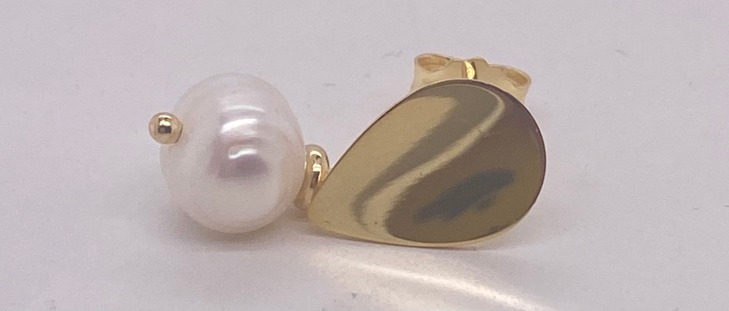 Pearl & Pear Earrings in Gold